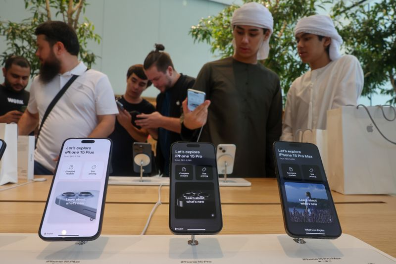 iPhone 15 mania takes over UAE: Hundreds line up at Dubai Mall to get their hands on Apple's latest offering - See pics here