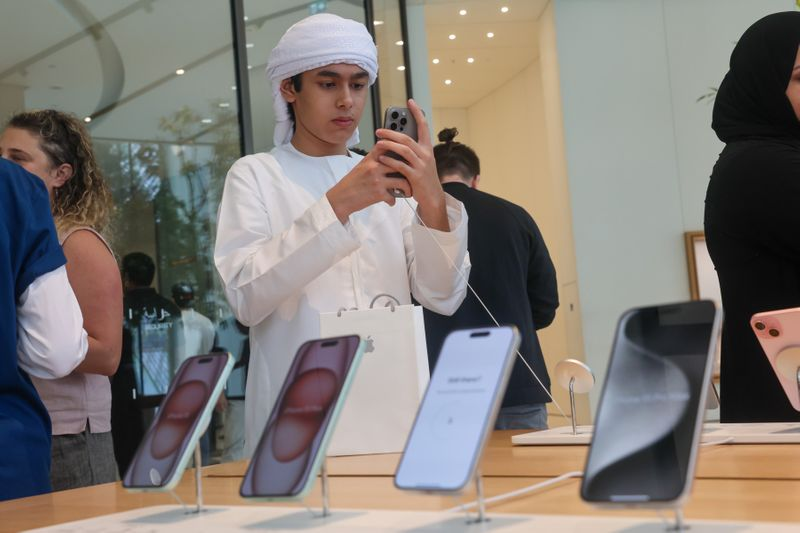 iPhone 15 mania takes over UAE: Hundreds line up at Dubai Mall to get their hands on Apple's latest offering - See pics here