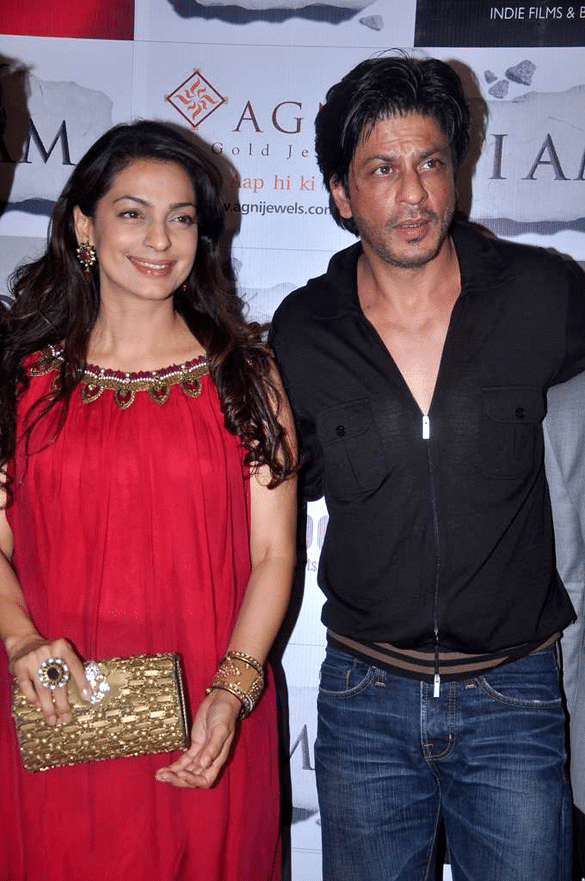 Here's how Shah Rukh Khan comforted Juhi Chawla after her mother's death