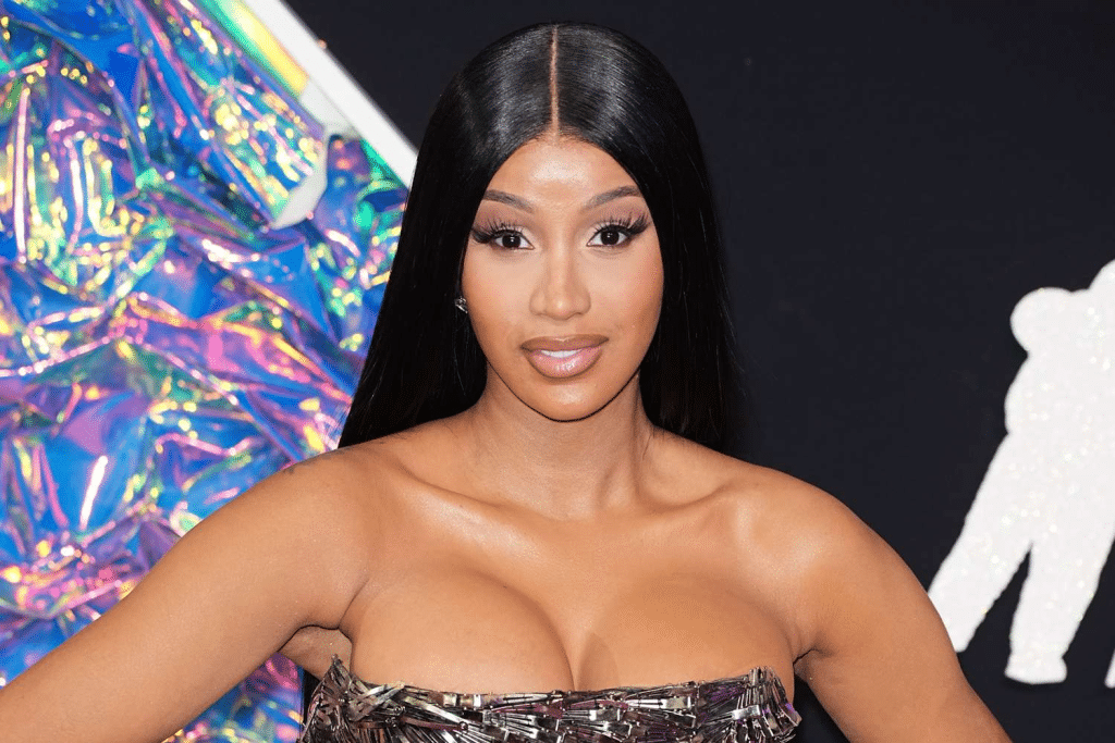 Rapper Cardi B gets into a a heated argument & lashes out at a local woman NYC streets, warns her “I’m recording you bit*h, I’ll fu*k you up for real”