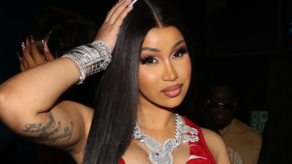 Rapper Cardi B gets into a a heated argument & lashes out at a local woman NYC streets, warns her “I’m recording you bit*h, I’ll fu*k you up for real”